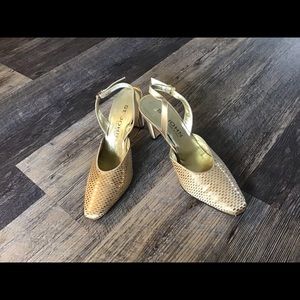 St.John heel sling back gold shoes pallets close toes women size 7.5